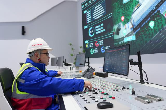 (260211) -- NINGBO, Feb. 11, 2026 (Xinhua) -- A technician monitors the construction through the smart management platform of Jintang undersea tunnel of Ningbo-Zhoushan Railway in east China's Zhejiang Province, Feb. 11, 2026. The Jintang undersea tunnel, stretching 16.18 km, is an important facility for the Yongzhou (Ningbo-Zhoushan) high-speed railway and is set to be the world's longest undersea high-speed railway tunnel upon completion.
  So far the "Yongzhou" shield tunneling machine has achieved a tunneling mileage exceeding 3,146 meters. (Xinhua/Huang Zongzhi)