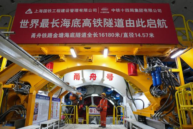 (260211) -- NINGBO, Feb. 11, 2026 (Xinhua) -- A technician works in the "Yongzhou" shield tunneling machine in the Jintang undersea tunnel of Ningbo-Zhoushan Railway in east China's Zhejiang Province, Feb. 11, 2026. The Jintang undersea tunnel, stretching 16.18 km, is an important facility for the Yongzhou (Ningbo-Zhoushan) high-speed railway and is set to be the world's longest undersea high-speed railway tunnel upon completion.
  So far the "Yongzhou" shield tunneling machine has achieved a tunneling mileage exceeding 3,146 meters. (Xinhua/Huang Zongzhi)