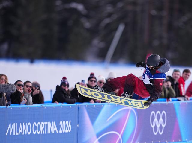 (260211) -- LIVIGNO, Feb. 11, 2026 (Xinhua) -- Yang Lu of China competes during the snowboard women's halfpipe qualification at the Milan-Cortina 2026 Olympic Winter Games in Livigno, Italy, Feb. 11, 2026. (Xinhua/Wu Huiwo)