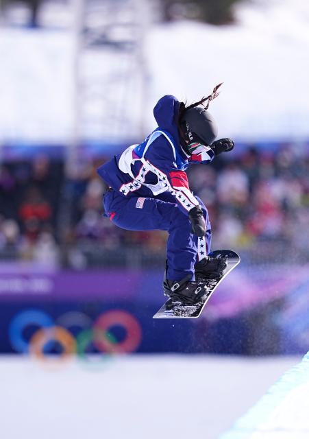 (260211) -- LIVIGNO, Feb. 11, 2026 (Xinhua) -- Chloe Kim of the United States competes during the snowboard women's halfpipe qualification at the Milan-Cortina 2026 Olympic Winter Games in Livigno, Italy, Feb. 11, 2026. (Xinhua/Wu Huiwo)