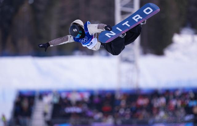(260211) -- LIVIGNO, Feb. 11, 2026 (Xinhua) -- Anne Hedrich of Germany competes during the snowboard women's halfpipe qualification at the Milan-Cortina 2026 Olympic Winter Games in Livigno, Italy, Feb. 11, 2026. (Xinhua/Wu Huiwo)