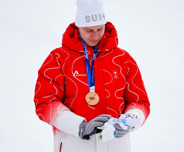 (260211) -- BORMIO, Feb. 11, 2026 (Xinhua) -- Bronze medalist Marco Odermatt of Switzerland reacts during the awarding ceremony for the alpine skiing men's Super-G at the Milan-Cortina 2026 Olympic Winter Games in Bormio, Italy, Feb. 11, 2026. (Xinhua/Yan Linyun)
