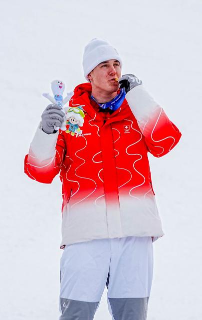 (260211) -- BORMIO, Feb. 11, 2026 (Xinhua) -- Gold medalist Franjo von Allmen of Switzerland reacts during the awarding ceremony for the alpine skiing men's Super-G at the Milan-Cortina 2026 Olympic Winter Games in Bormio, Italy, Feb. 11, 2026. (Xinhua/Yan Linyun)