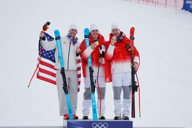 (260211) -- BORMIO, Feb. 11, 2026 (Xinhua) -- Gold medalist Franjo von Allmen (C) of Switzerland, silver medalist Ryan Cochran-Siegle (L) of the United States and bronze medalist Marco Odermatt of Switzerland pose during the awarding ceremony for the alpine skiing men's Super-G at the Milan-Cortina 2026 Olympic Winter Games in Bormio, Italy, Feb. 11, 2026. (Xinhua/Yan Linyun)