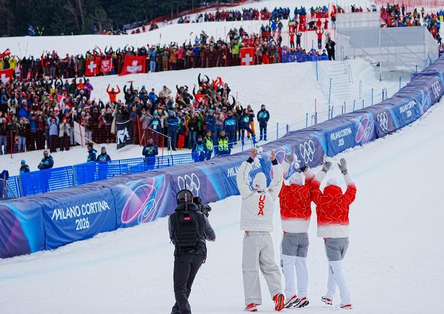 (260211) -- BORMIO, Feb. 11, 2026 (Xinhua) -- Medalists greet the audience before the awarding ceremony for the alpine skiing men's Super-G at the Milan-Cortina 2026 Olympic Winter Games in Bormio, Italy, Feb. 11, 2026. (Xinhua/Yan Linyun)