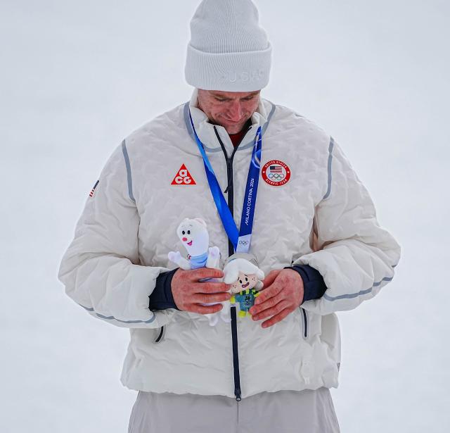 (260211) -- BORMIO, Feb. 11, 2026 (Xinhua) -- Silver medalist Ryan Cochran-Siegle of the United States reacts during the awarding ceremony for the alpine skiing men's Super-G at the Milan-Cortina 2026 Olympic Winter Games in Bormio, Italy, Feb. 11, 2026. (Xinhua/Yan Linyun)