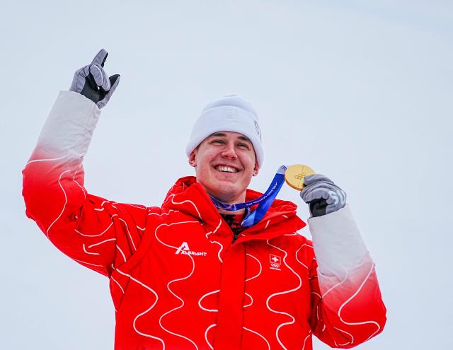 (260211) -- BORMIO, Feb. 11, 2026 (Xinhua) -- Gold medalist Franjo von Allmen of Switzerland reacts during the awarding ceremony for the alpine skiing men's Super-G at the Milan-Cortina 2026 Olympic Winter Games in Bormio, Italy, Feb. 11, 2026. (Xinhua/Yan Linyun)