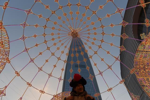 (260211) -- SEOUL, Feb. 11, 2026 (Xinhua) -- People enjoy a light festival ahead of Lunar New Year around the Lotte World Tower in Seoul, South Korea, Feb. 11, 2026. (Photo by Jun Hyosang/Xinhua)
