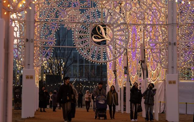 (260211) -- SEOUL, Feb. 11, 2026 (Xinhua) -- People enjoy a light festival ahead of Lunar New Year around the Lotte World Tower in Seoul, South Korea, Feb. 11, 2026. (Photo by Jun Hyosang/Xinhua)