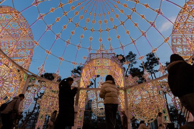 (260211) -- SEOUL, Feb. 11, 2026 (Xinhua) -- People enjoy a light festival ahead of Lunar New Year around the Lotte World Tower in Seoul, South Korea, Feb. 11, 2026. (Photo by Jun Hyosang/Xinhua)
