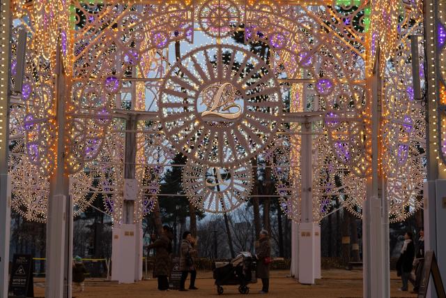 (260211) -- SEOUL, Feb. 11, 2026 (Xinhua) -- People enjoy a light festival ahead of Lunar New Year around the Lotte World Tower in Seoul, South Korea, Feb. 11, 2026. (Photo by Jun Hyosang/Xinhua)
