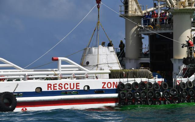 (260211) -- WENCHANG, Feb. 11, 2026 (Xinhua) -- The return capsule of China's new-generation Mengzhou crewed spaceship is lifted onto a rescue ship, Feb. 11, 2026. A low-altitude demonstration and verification flight test for the Long March-10 carrier rocket and a maximum dynamic pressure abort flight test for the new-generation crewed spaceship system Mengzhou are successfully conducted at the Wenchang Spacecraft Launch Site in south China's Hainan Province on Wednesday. (Xinhua/Yang Guanyu)