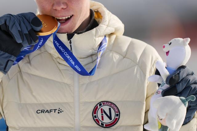 (260211) -- TESERO, Feb. 11, 2026 (Xinhua) -- Gold medalist Jens Luraas Oftebro of Norway bites his medal during the awarding ceremony of the Nordic Combined Individual Gundersen Normal Hill/10km at the Milan-Cortina 2026 Olympic Winter Games in Tesero, Italy, Feb. 11, 2026. (Xinhua/Peng Ziyang)