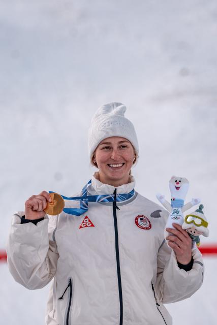 (260211) -- LIVIGNO, Feb. 11, 2026 (Xinhua) -- Gold medalist Elizabeth Lemley of the United States poses for a photo during the awarding ceremony after the freestyle skiing women's moguls final at the Milan-Cortina 2026 Olympic Winter Games in Livigno, Italy, Feb. 11, 2026. (Xinhua/Hu Chao)