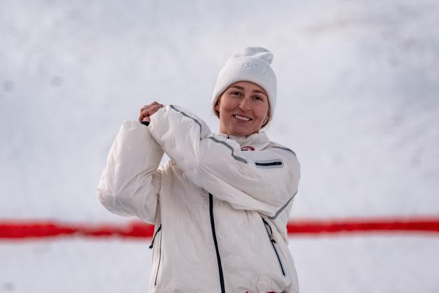 (260211) -- LIVIGNO, Feb. 11, 2026 (Xinhua) -- Gold medalist Elizabeth Lemley of the United States gestures during the awarding ceremony after the freestyle skiing women's moguls final at the Milan-Cortina 2026 Olympic Winter Games in Livigno, Italy, Feb. 11, 2026. (Xinhua/Hu Chao)