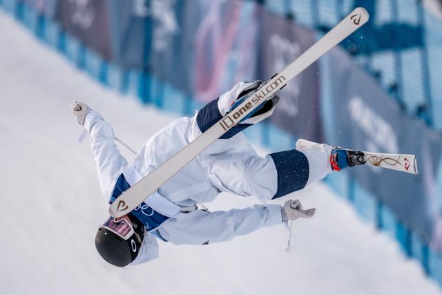 (260211) -- LIVIGNO, Feb. 11, 2026 (Xinhua) -- Elizabeth Lemley of the United States competes during the freestyle skiing women's moguls final at the Milan-Cortina 2026 Olympic Winter Games in Livigno, Italy, Feb. 11, 2026. (Xinhua/Hu Chao)