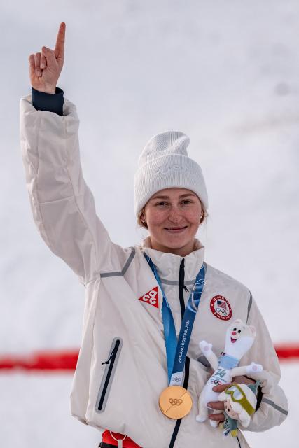 (260211) -- LIVIGNO, Feb. 11, 2026 (Xinhua) -- Gold medalist Elizabeth Lemley of the United States poses for a photo during the awarding ceremony after the freestyle skiing women's moguls final at the Milan-Cortina 2026 Olympic Winter Games in Livigno, Italy, Feb. 11, 2026. (Xinhua/Hu Chao)