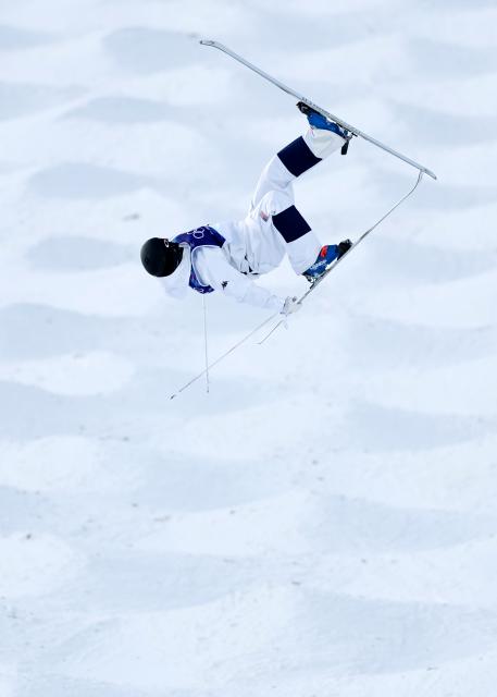 (260211) -- LIVIGNO, Feb. 11, 2026 (Xinhua) -- Elizabeth Lemley of the United States competes during the freestyle skiing women's moguls final at the Milan-Cortina 2026 Olympic Winter Games in Livigno, Italy, Feb. 11, 2026. (Xinhua/Wang Peng)