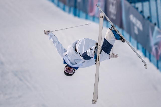 (260211) -- LIVIGNO, Feb. 11, 2026 (Xinhua) -- Elizabeth Lemley of the United States competes during the freestyle skiing women's moguls final at the Milan-Cortina 2026 Olympic Winter Games in Livigno, Italy, Feb. 11, 2026. (Xinhua/Hu Chao)