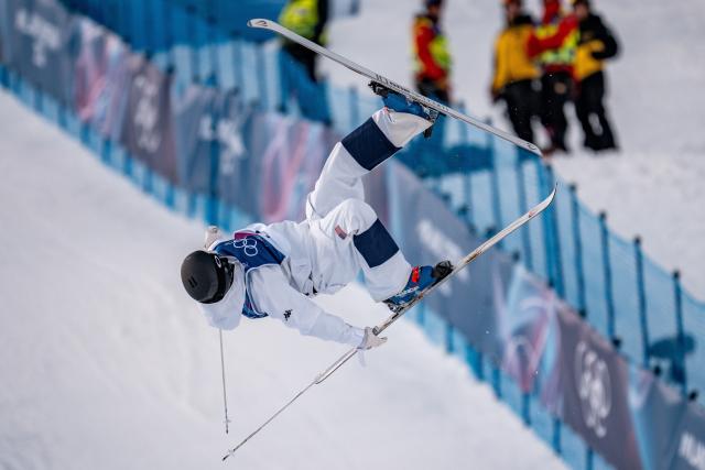 (260211) -- LIVIGNO, Feb. 11, 2026 (Xinhua) -- Elizabeth Lemley of the United States competes during the freestyle skiing women's moguls final at the Milan-Cortina 2026 Olympic Winter Games in Livigno, Italy, Feb. 11, 2026. (Xinhua/Hu Chao)