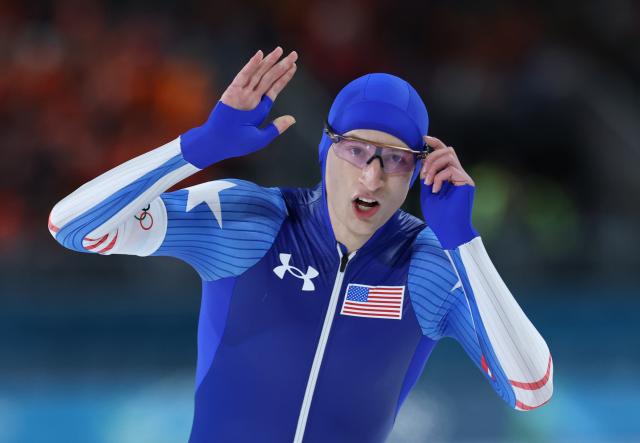 (260211) -- MILAN, Feb. 11, 2026 (Xinhua) -- Jordan Stolz of the United States waves after the speed skating men's 1000m competition at the Milan-Cortina 2026 Olympic Winter Games in Milan, Italy, Feb. 11, 2026. (Xinhua/Li Jing)