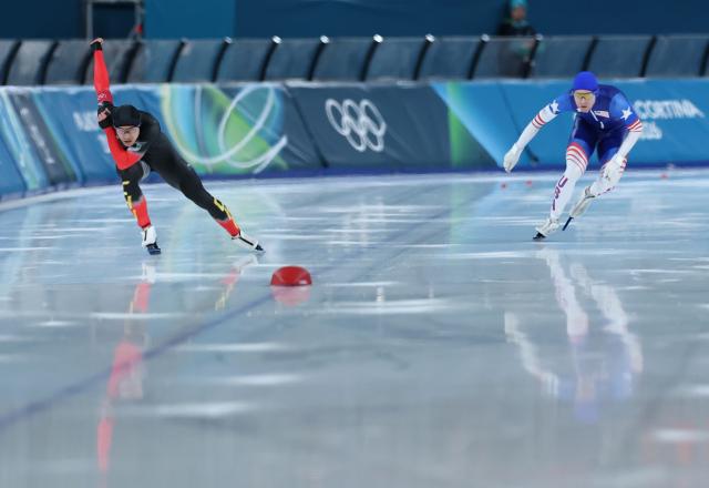 (260211) -- MILAN, Feb. 11, 2026 (Xinhua) -- Ning Zhongyan (L) of China competes during the speed skating men's 1000m competition at the Milan-Cortina 2026 Olympic Winter Games in Milan, Italy, Feb. 11, 2026. (Xinhua/Li Jing)