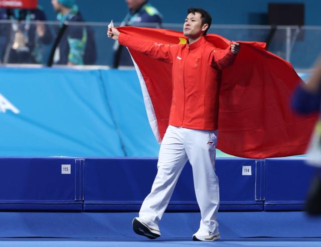 (260211) -- MILAN, Feb. 11, 2026 (Xinhua) -- Ning Zhongyan of China celebrates after the speed skating men's 1000m competition at the Milan-Cortina 2026 Olympic Winter Games in Milan, Italy, Feb. 11, 2026. (Xinhua/Du Xiaoyi)