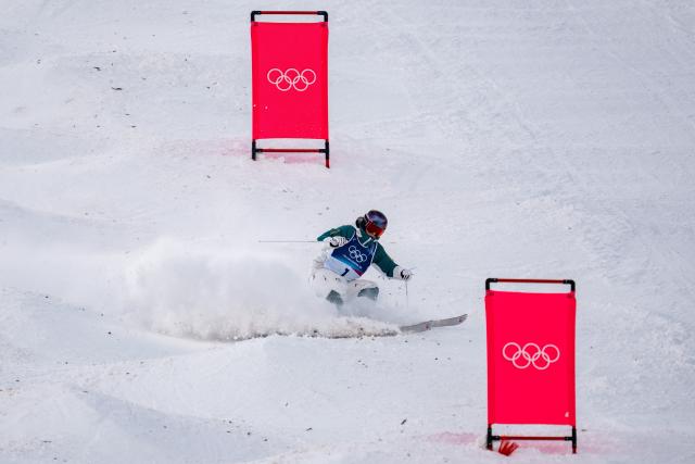 (260211) -- LIVIGNO, Feb. 11, 2026 (Xinhua) -- Jakara Anthony of Australia competes during the freestyle skiing women's moguls final at the Milan-Cortina 2026 Olympic Winter Games in Livigno, Italy, Feb. 11, 2026. (Xinhua/Hu Chao)