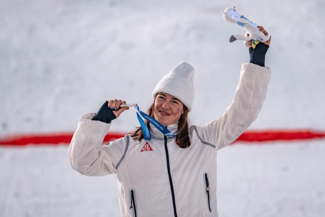 (260211) -- LIVIGNO, Feb. 11, 2026 (Xinhua) -- Silver medalist Jaelin Kauf of the United States poses for a photo during the awarding ceremony after the freestyle skiing women's moguls final at the Milan-Cortina 2026 Olympic Winter Games in Livigno, Italy, Feb. 11, 2026. (Xinhua/Hu Chao)