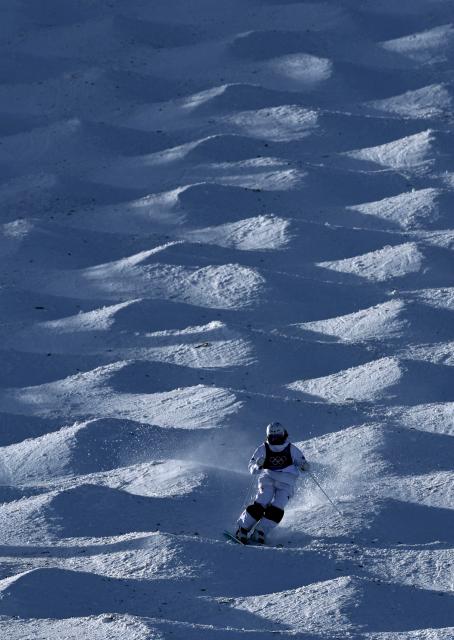 (260211) -- LIVIGNO, Feb. 11, 2026 (Xinhua) -- Jaelin Kauf of the United States competes during the freestyle skiing women's moguls final at the Milan-Cortina 2026 Olympic Winter Games in Livigno, Italy, Feb. 11, 2026. (Xinhua/Wang Peng)
