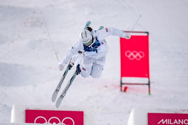 (260211) -- LIVIGNO, Feb. 11, 2026 (Xinhua) -- Jaelin Kauf of the United States competes during the freestyle skiing women's moguls final at the Milan-Cortina 2026 Olympic Winter Games in Livigno, Italy, Feb. 11, 2026. (Xinhua/Hu Chao)