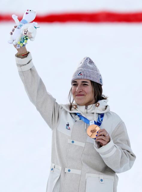 (260211) -- LIVIGNO, Feb. 11, 2026 (Xinhua) -- Bronze medalist Perrine Laffont of France poses for a photo during the awarding ceremony after the freestyle skiing women's moguls final at the Milan-Cortina 2026 Olympic Winter Games in Livigno, Italy, Feb. 11, 2026. (Xinhua/Wang Peng)