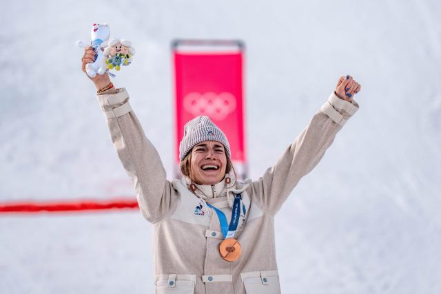 (260211) -- LIVIGNO, Feb. 11, 2026 (Xinhua) -- Bronze medalist Perrine Laffont of France celebrates during the awarding ceremony after the freestyle skiing women's moguls final at the Milan-Cortina 2026 Olympic Winter Games in Livigno, Italy, Feb. 11, 2026. (Xinhua/Hu Chao)