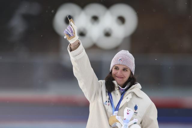 (260211) -- ANTERSELVA, Feb. 11, 2026 (Xinhua) -- Gold medalist Julia Simon of France celebrates during the awarding ceremony of the biathlon women's 15km individual match at the Milan-Cortina 2026 Olympic Winter Games in Anterselva, Italy, Feb. 11, 2026. (Xinhua/Zhang Tao)