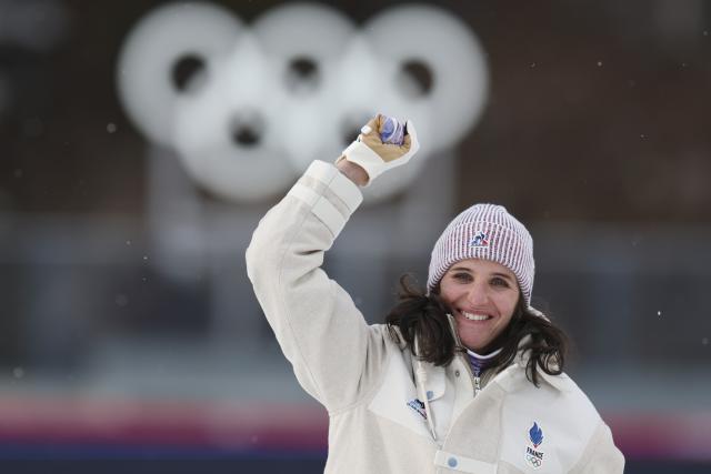 (260211) -- ANTERSELVA, Feb. 11, 2026 (Xinhua) -- Gold medalist Julia Simon of France celebrates during the awarding ceremony of the biathlon women's 15km individual match at the Milan-Cortina 2026 Olympic Winter Games in Anterselva, Italy, Feb. 11, 2026. (Xinhua/Zhang Tao)
