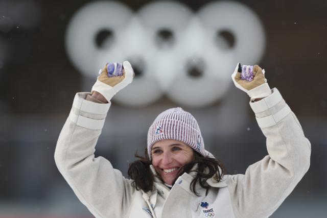 (260211) -- ANTERSELVA, Feb. 11, 2026 (Xinhua) -- Gold medalist Julia Simon of France celebrates during the awarding ceremony of the biathlon women's 15km individual match at the Milan-Cortina 2026 Olympic Winter Games in Anterselva, Italy, Feb. 11, 2026. (Xinhua/Zhang Tao)