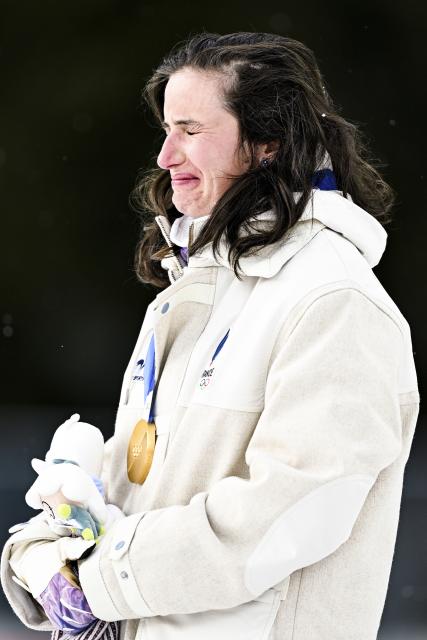 (260211) -- ANTERSELVA, Feb. 11, 2026 (Xinhua) -- Gold medalist Julia Simon of France weeps during the awarding ceremony of the biathlon women's 15km individual match at the Milan-Cortina 2026 Olympic Winter Games in Anterselva, Italy, Feb. 11, 2026. (Xinhua/Jiang Han)