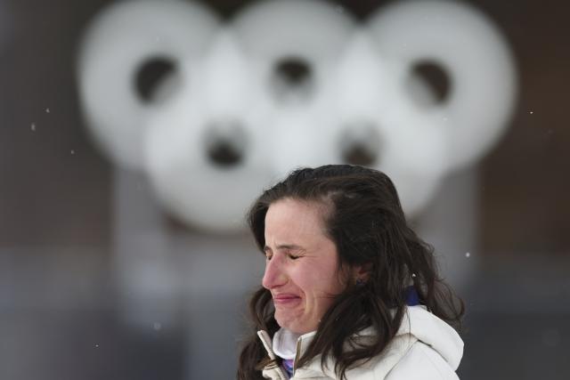 (260211) -- ANTERSELVA, Feb. 11, 2026 (Xinhua) -- Gold medalist Julia Simon of France weeps during the awarding ceremony of the biathlon women's 15km individual match at the Milan-Cortina 2026 Olympic Winter Games in Anterselva, Italy, Feb. 11, 2026. (Xinhua/Zhang Tao)