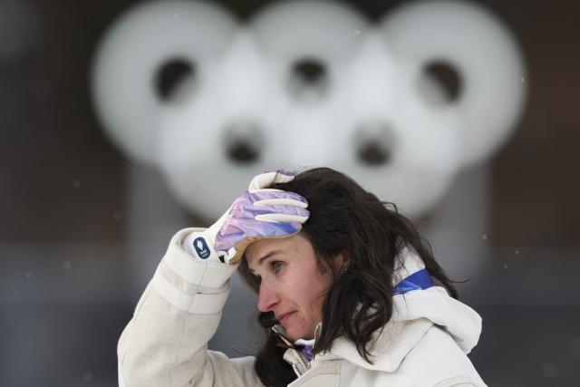 (260211) -- ANTERSELVA, Feb. 11, 2026 (Xinhua) -- Gold medalist Julia Simon of France weeps during the awarding ceremony of the biathlon women's 15km individual match at the Milan-Cortina 2026 Olympic Winter Games in Anterselva, Italy, Feb. 11, 2026. (Xinhua/Zhang Tao)