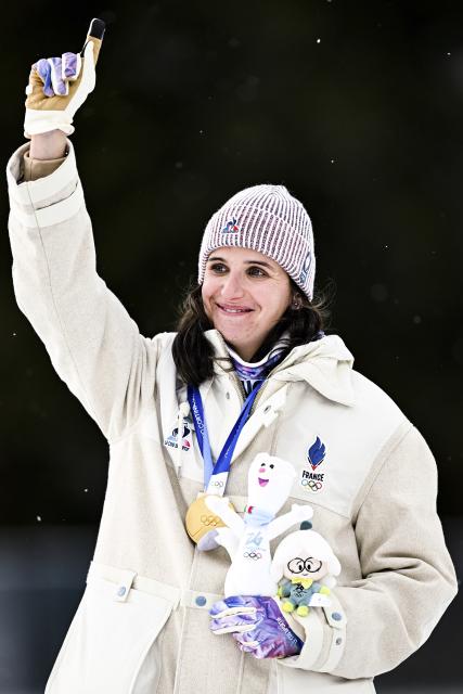 (260211) -- ANTERSELVA, Feb. 11, 2026 (Xinhua) -- Gold medalist Julia Simon of France celebrates during the awarding ceremony of the biathlon women's 15km individual match at the Milan-Cortina 2026 Olympic Winter Games in Anterselva, Italy, Feb. 11, 2026. (Xinhua/Jiang Han)