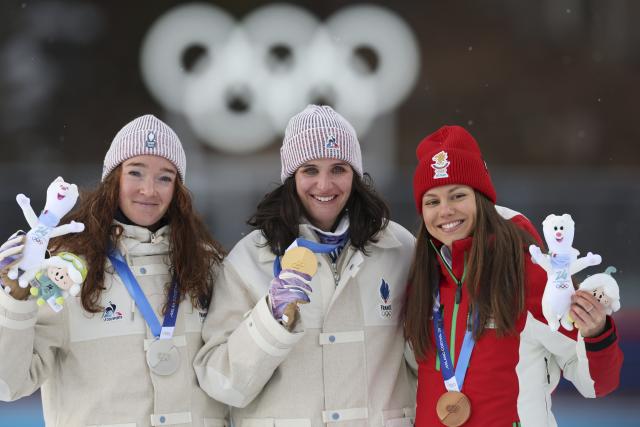 (260211) -- ANTERSELVA, Feb. 11, 2026 (Xinhua) -- Gold medalist (C) Julia Simon of France, silver medalist Lou Jeanmonnot (L) of France and bronze medalist Lora Hristova of Bulgaria pose for a photo during the awarding ceremony of the biathlon women's 15km individual match at the Milan-Cortina 2026 Olympic Winter Games in Anterselva, Italy, Feb. 11, 2026. (Xinhua/Zhang Tao)