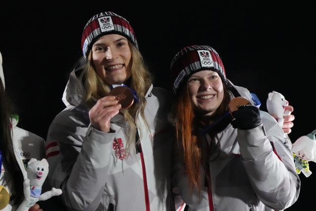 (260211) -- CORTINA D'AMPEZZO, Feb. 11, 2026 (Xinhua) -- Bronze medalists Selina Egle/Lara Michael Kipp of Austria pose for a photo during the awarding ceremony of the luge women's doubles at the Milan-Cortina 2026 Olympic Winter Games in Cortina, Italy, Feb. 11, 2026. (Xinhua/Li Gang)