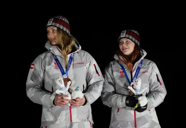 (260211) -- CORTINA D'AMPEZZO, Feb. 11, 2026 (Xinhua) -- Bronze medalists Selina Egle/Lara Michael Kipp of Austria pose for a photo during the awarding ceremony of the luge women's doubles at the Milan-Cortina 2026 Olympic Winter Games in Cortina, Italy, Feb. 11, 2026. (Xinhua/Li Gang)