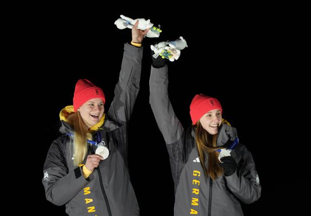 (260211) -- CORTINA D'AMPEZZO, Feb. 11, 2026 (Xinhua) -- Silver medalists Dajana Eitberger/Magdalena Matschina of Germany pose for a photo during the awarding ceremony of the luge women's doubles at the Milan-Cortina 2026 Olympic Winter Games in Cortina, Italy, Feb. 11, 2026. (Xinhua/Li Gang)