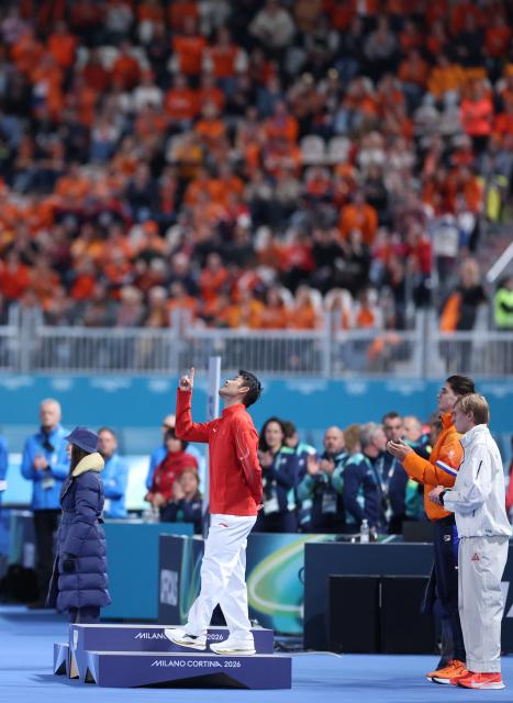 (260212) -- MILAN, Feb. 12, 2026 (Xinhua) -- Ning Zhongyan of China gestures during the awarding ceremony of the speed skating men's 1000m match at the Milan-Cortina 2026 Olympic Winter Games in Milan, Italy, Feb. 11, 2026. (Xinhua/Du Xiaoyi)