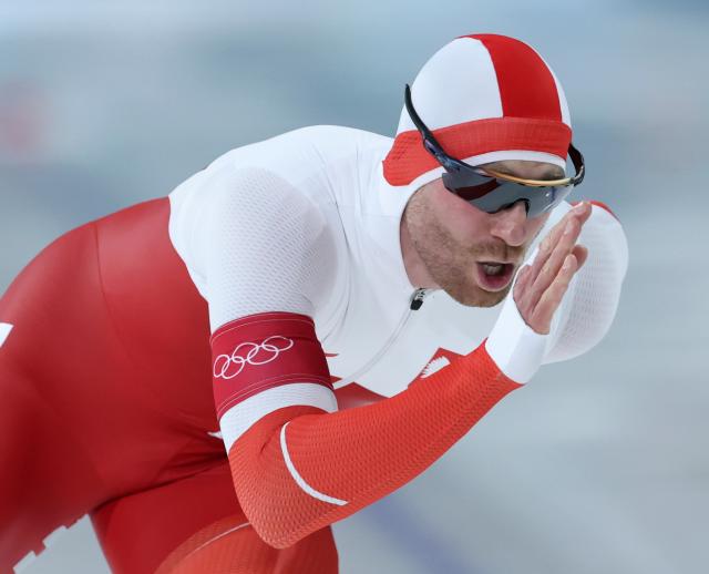 (260212) -- MILAN, Feb. 12, 2026 (Xinhua) -- Damian Zurek of Poland competes during the speed skating men's 1000m match at the Milan-Cortina 2026 Olympic Winter Games in Milan, Italy, Feb. 11, 2026. (Xinhua/Li Jing)