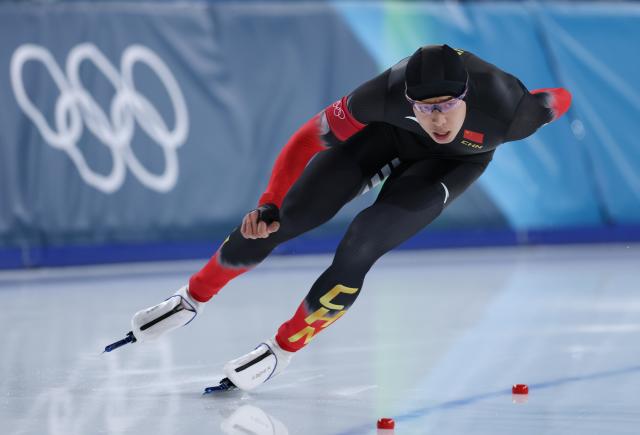 (260212) -- MILAN, Feb. 12, 2026 (Xinhua) -- Lian Ziwen of China competes during the speed skating men's 1000m match at the Milan-Cortina 2026 Olympic Winter Games in Milan, Italy, Feb. 11, 2026. (Xinhua/Du Xiaoyi)