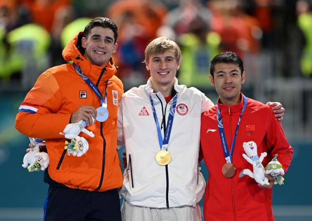 (260212) -- MILAN, Feb. 12, 2026 (Xinhua) -- Gold medalist Jordan Stolz (C) of the United States, silver medalist Jenning de Boo (L) the Netherlands and bronze medalist Ning Zhongyan of China pose for a photo during the awarding ceremony of the speed skating men's 1000m match at the Milan-Cortina 2026 Olympic Winter Games in Milan, Italy, Feb. 11, 2026. (Xinhua/Wu Wei)