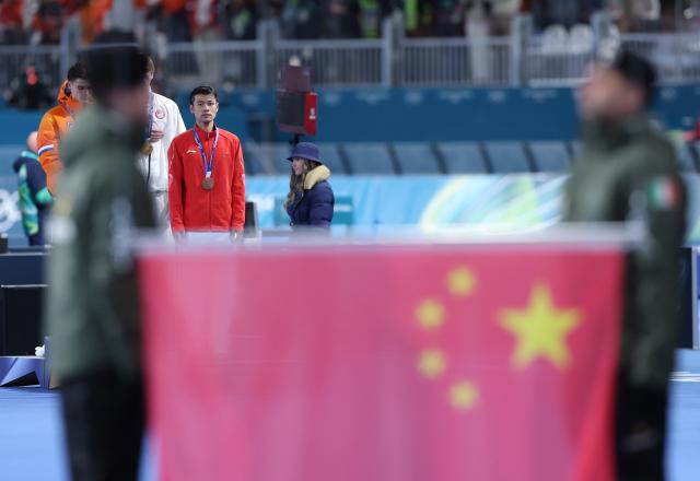 (260212) -- MILAN, Feb. 12, 2026 (Xinhua) -- Ning Zhongyan of China attends the awarding ceremony of the speed skating men's 1000m match at the Milan-Cortina 2026 Olympic Winter Games in Milan, Italy, Feb. 11, 2026. (Xinhua/Du Xiaoyi)