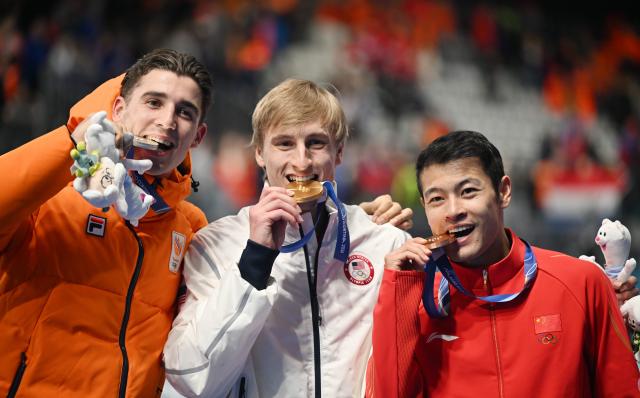 (260212) -- MILAN, Feb. 12, 2026 (Xinhua) -- Gold medalist Jordan Stolz (C) of the United States, silver medalist Jenning de Boo (L) the Netherlands and bronze medalist Ning Zhongyan of China pose for a photo during the awarding ceremony of the speed skating men's 1000m match at the Milan-Cortina 2026 Olympic Winter Games in Milan, Italy, Feb. 11, 2026. (Xinhua/Wu Wei)